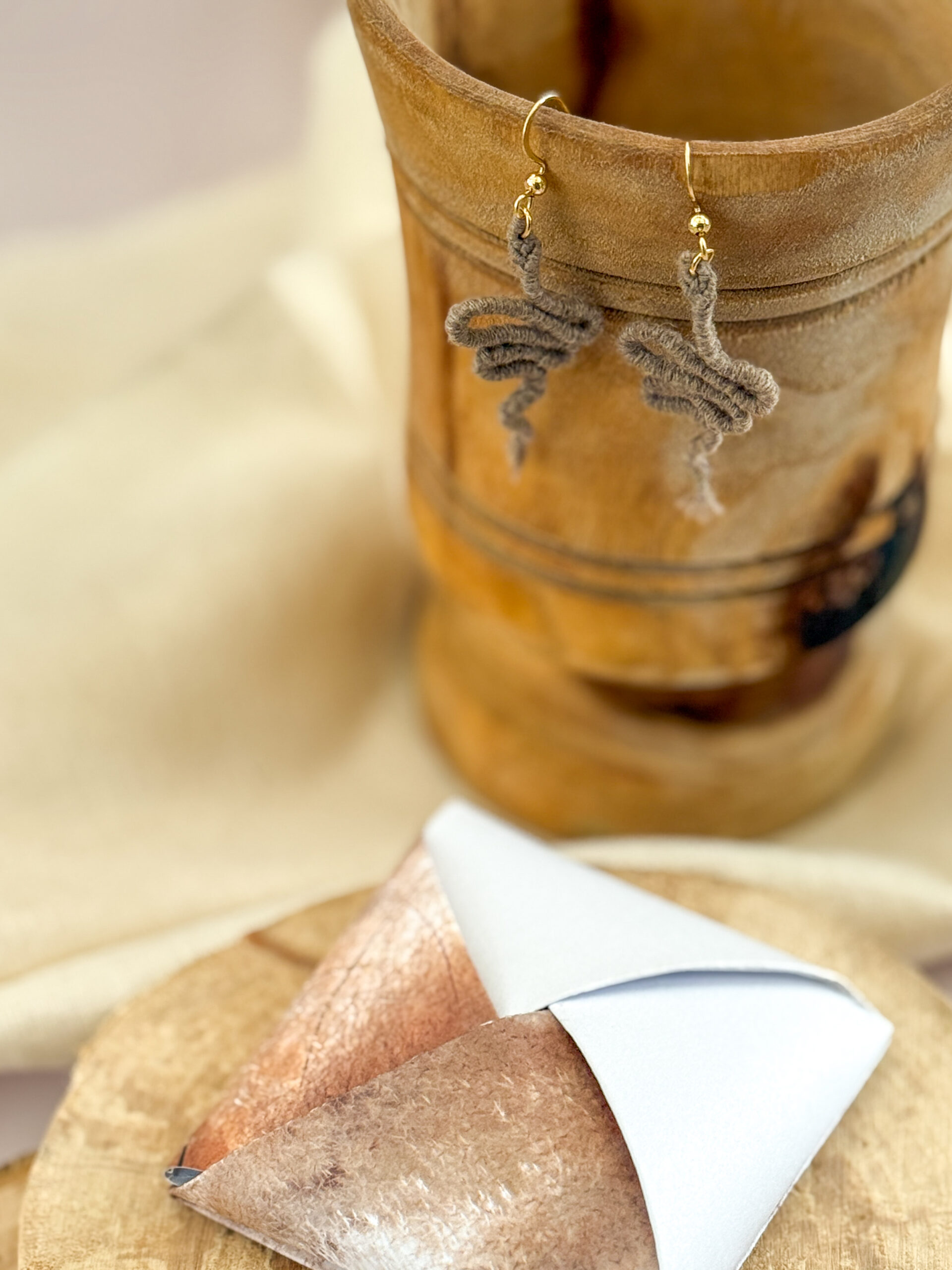 Boucles d'oreilles "Manasa" - Mocha Mousse – Image 2