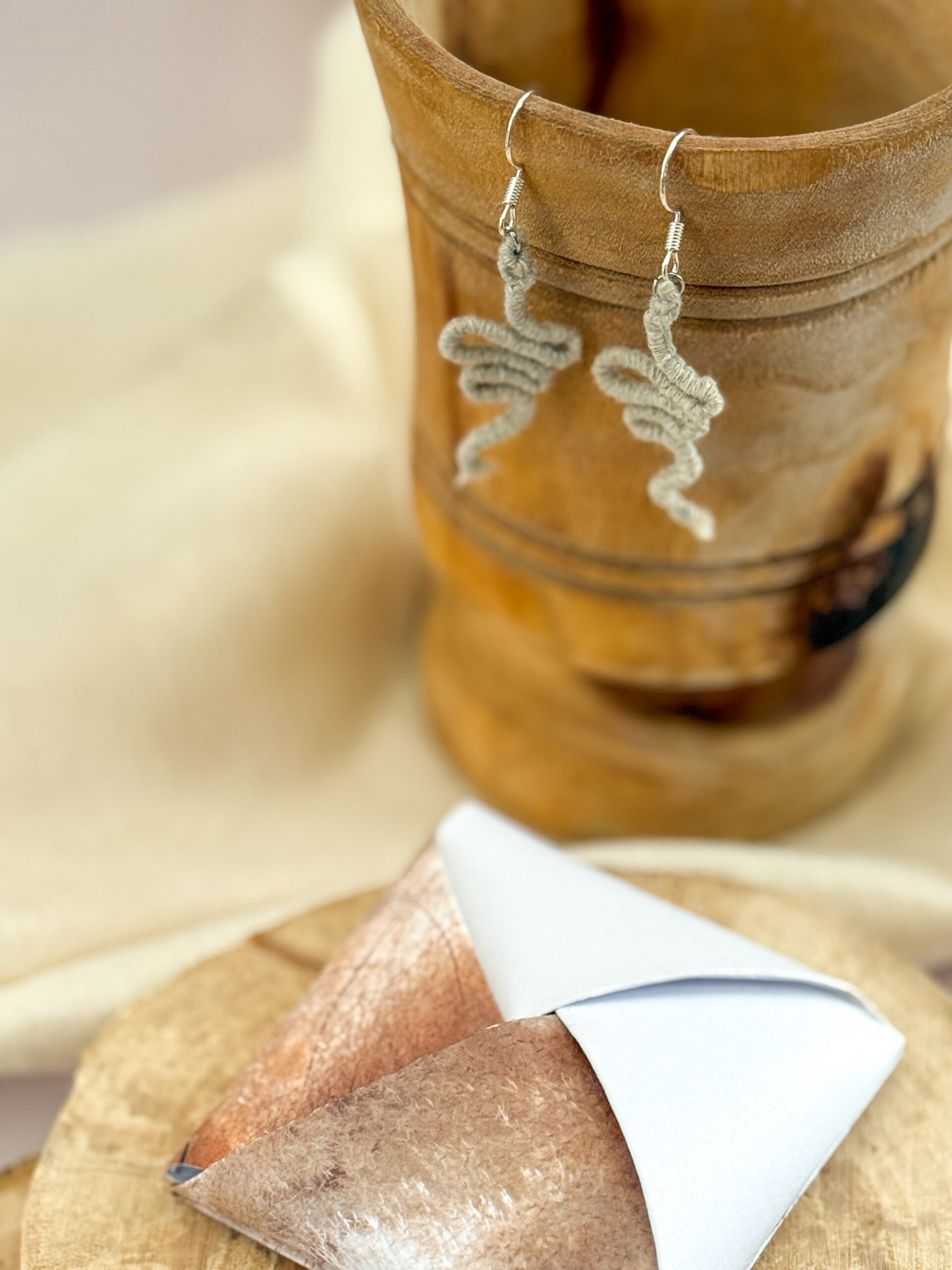 Boucles d'oreilles "Manasa" - Pâle Olive – Image 2